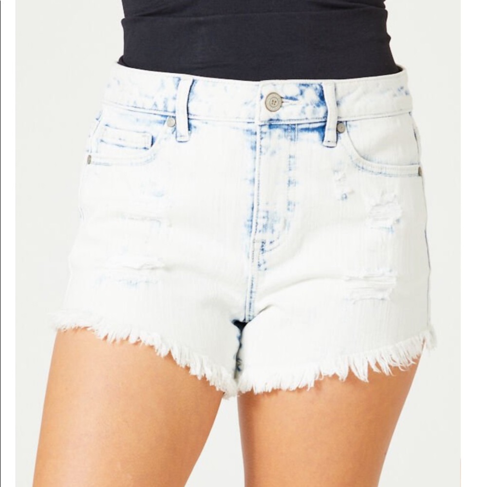 Frayed denim shorts